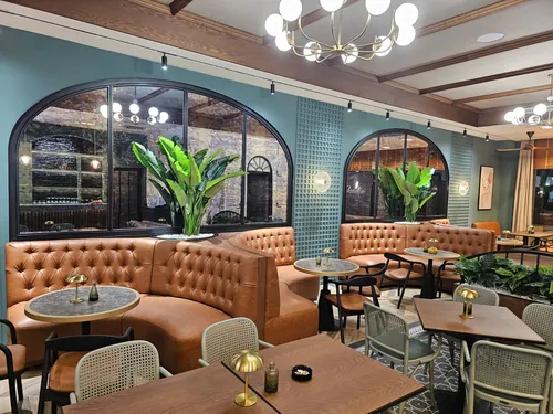 Maslina, strelicija i žardinjere u bistrou